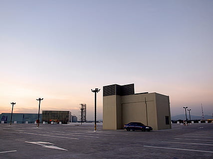 desert, sol, aparcament, buit, cel, molt, transport, manera de transport, automòbil, vehicle terrestre, posta de sol, carretera, arquitectura, cotxe, ciutat, carrer, naturalesa, signe, viatjar, cap gent, indústria, transport de mercaderies, còpia espai, vespre, negocis, a l'aire lliure, 2K, CC0, domini públic, lliure de regalies