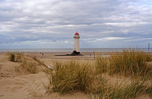 bianca, faro, nuvoloso, cielo, faro, spiaggia, luce, torre, costa, spiaggia, luce, Torre, oceano, paesaggio, mare, riva, acqua, punto di riferimento, panoramico, natura, costruzione, all'aperto, turismo, nautico, marittimo, dune, nuvole, nuvola - cielo, protezione, sicurezza, guida, terra, scenics - natura, architettura, direzione, struttura costruita, esterno dell'edificio, orizzonte sull'acqua, nessuno, erba di marram, 5K, CC0, dominio pubblico, privo di copyright
