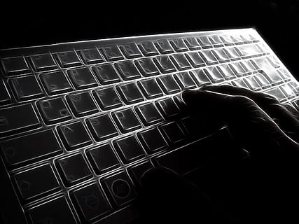 osoba, trzymać, klawiatura komputerowa, klawiatura, listy, komputer, cyfrowy, wkład, dłoń, Internet, nocna praca, w nocy, notatnik, pc, kalkulator, kran, część ludzkiego ciała, ludzka ręka, jedna osoba, ciemny, część ciała, wewnątrz, studio strzał, ludzki palec, palec, czarne tło, technologia, wyposażenie komputera, wysoki kąt widzenia, zbliżenie, 720P, CC0, domena publiczna, darmowe zdjęcia