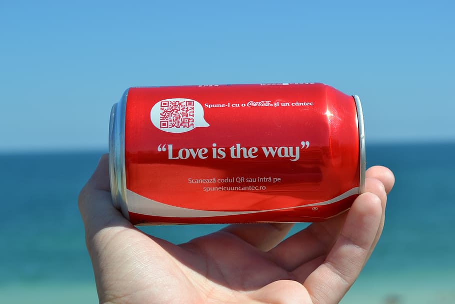Person, halten, Liebe, Weg, zitiert, Coca-Cola-Soda, Coca Cola, können, Cola, Koka, Getränk, Limonade, Koks, Container, Hand, Makro, menschliche Hand, menschliches Körperteil, rot, eine Person, Text, nicht erkennbare Person, Nahansicht, Kommunikation, westliche Schrift, echte Menschen, Körperteil, persönliche Perspektive, Finger, Meer, menschlicher Finger, Himmel, Fokus auf den Vordergrund, 1080P