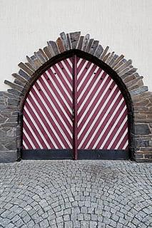 paret, fons, vell, arquitectura, patró, viatjar, edifici, urbà, textura, ciutat, ornament, expressió, esquema, vermell, antic, romàntic, decoració, article de joieria, element decoratiu, artesania, cap gent, arc, estructura construïda, carrer, dia, llambordes, exterior de l'edifici, tancat, sendera, seguretat, a l'aire lliure, funció de construcció de parets, maó, protecció, roda, 4K, CC0, domini públic, lliure de regalies
