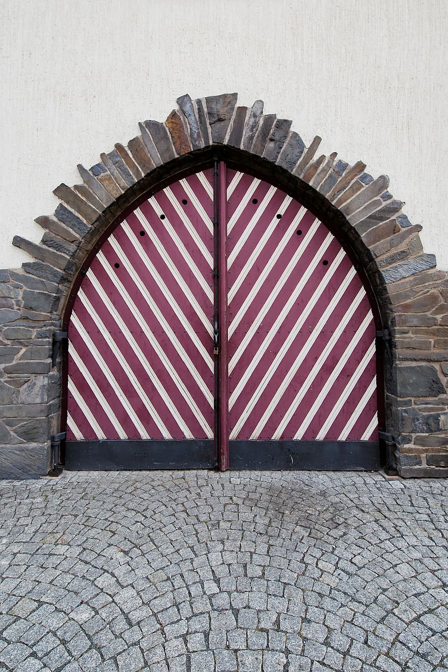 paret, fons, vell, arquitectura, patró, viatjar, edifici, urbà, textura, ciutat, ornament, expressió, esquema, vermell, antic, romàntic, decoració, article de joieria, element decoratiu, artesania, cap gent, arc, estructura construïda, carrer, dia, llambordes, exterior de l'edifici, tancat, sendera, seguretat, a l'aire lliure, funció de construcció de parets, maó, protecció, roda, 4K