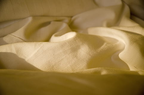 nærbillede foto, beige, tekstil, seng, ark, klæde, abstrakt, indre, morgen, krøllet, ingen mennesker, blødhed, indendørs, tæt på, selektiv fokusering, gul, linned, fuld ramme, baggrunde, tekstureret, rigdom, studio skud, rynket, materiale, luksus, hyggelig, abstrakte baggrunde, blødt fokus, tekstureret effekt, 5K, CC0, offentligt domæne, royaltyfrie