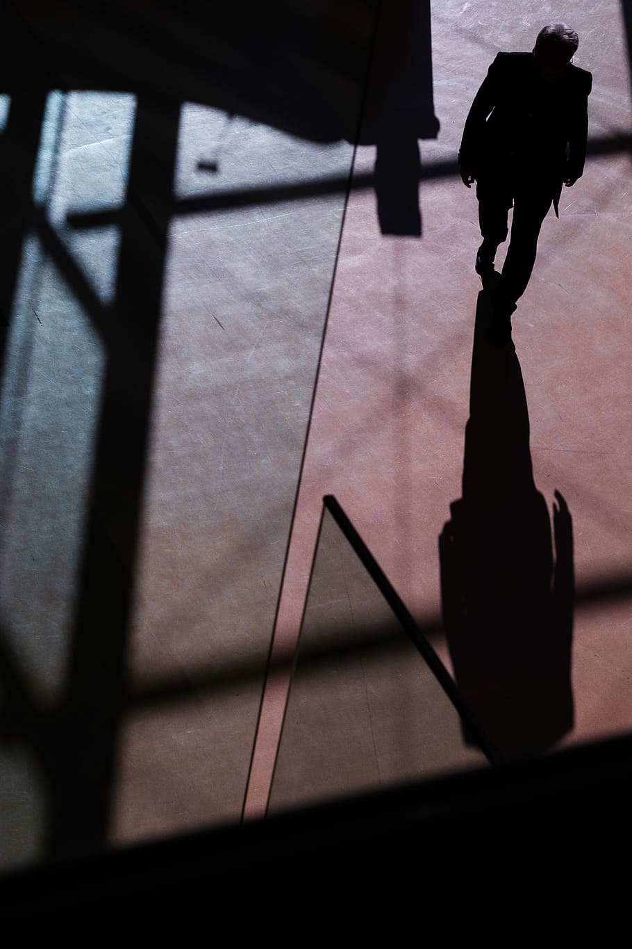 silhouette, persona, a piedi, dentro, costruzione, uomo, in direzione, ombra, arancia, calcestruzzo, pavimento, composizione, luce, angoli, vista dall'alto, pavimentazione, in casa, luce del sole, messa a fuoco selettiva, natura, nessuno, giorno, tavolo, avvicinamento, architettura, sezione bassa, scacchi, legno - materiale, struttura costruita, pavimento piastrellato, concentrarsi sull'ombra, 5K