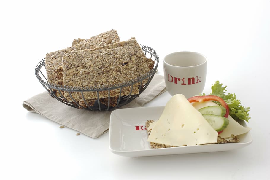 esmorzar, ordre, formatge, galetes, dinar, menjar i beguda, menjar, fons blanc, frescor, tir de l'estudi, a l'interior, llest per menjar, natura morta, alimentació saludable, benestar, cap gent, beure, tassa, indulgència, menjar dolç, tallar, refresc, placa, primer pla, mida de la porció, temptació, 5K