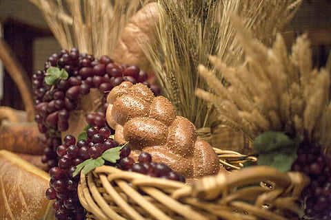 Brot, Weizen, Trauben, reichlich, Brot, Weizen, Essen und Trinken, drinnen, Frische, keine Leute, Lebensmittel, gesundes Essen, selektiver Fokus, Wohlbefinden, Stillleben, Container, Pflanze, Nahansicht, Obst, Korb, Wahl, Natur, Wachstum, Fülle, Landwirtschaft, Verkauf, reif, 4K, CC0, gemeinfrei, lizenzfrei