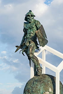 spartacus, estàtua, gladiador, cel, núvol - cel, escultura, art i artesania, vista d’angle baix, representació, representació humana, semblança masculina, naturalesa, dia, cap gent, arquitectura, creativitat, a l'aire lliure, artesania, metall, estructura construïda, sòlid, 2K, CC0, domini públic, lliure de regalies
