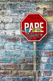 Hintergrund, Textur, Wand, Graffiti, städtisch, grunge, gemalt, Zeichen, Sprühfarbe, grungy, Etikett, Stichworte, taggen, Spanisch, Straßenschild, Warnschild, rot, Straße, draußen, keine Leute, Tag, Kommunikation, mehrfarbig, Text, westliche Schrift, Wandbau - Funktion, gebaute Struktur, Großbuchstabe, Ziegelwand, die Architektur, Backstein, Gebäudehülle, Information, Hinweisschild, 1080P, CC0, gemeinfrei, lizenzfrei