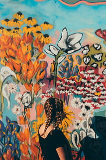 mujer, negro, camiseta, mirando, floral, pinturas murales, tiempo de día, mujer en negro, gente, pintar, multi color, solo una mujer, adulto, artista, una persona, gente real, creatividad, Arte y artesanía, pintada, estilos de vida, pared - característica de la construcción, vista trasera, actividad de ocio, adentro, en pie, día, arquitectura, representación, estructura construida, modelo, mural, peinado, patrón floral, 1080P