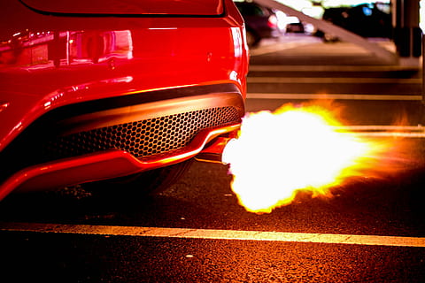 rosso, auto, soffiando, turbo, in esecuzione, auto sportiva, scoppio, scarico, fiamma, ritorno di fiamma, sfondo, sfondi per auto, sfondi di auto, strada, fuoco, veloce, velocità, modificato, fiestum, guado, veicolo a motore, mezzi di trasporto, modo di trasporto, ardente, veicolo terrestre, fuoco - fenomeno naturale, città, notte, calore - temperatura, comunicazione, avvicinamento, cartello, nessuno, sventura, faro, 4K, CC0, dominio pubblico, privo di copyright