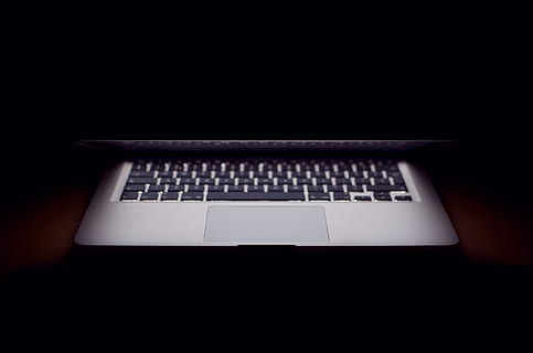 leicht, geöffnet, MacBook Air, Foto, grau, Laptop-Computer, Laptop, Computer, Technologie, MacBook, Internet, Computer Tastatur, pc, Computerbildschirm, keine Leute, Geschäft, schwarze Farbe, Computers, kabellose Technologie, schwarzer Hintergrund, Computerschlüssel, Kommunikation, Tastatur, Computerausrüstung, drinnen, Verbindung, Studioaufnahme, Nahansicht, dunkel, kopieren sie platz, einzelnes Objekt, globale Kommunikation, leer, 2K, CC0, gemeinfrei, lizenzfrei