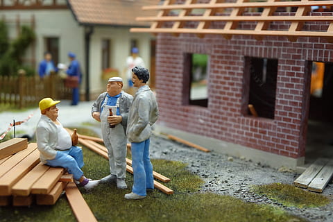 Bauarbeiter, Bau, Bauarbeiter, Konstruktion, Bauarbeiten, Seite? ˅, bauen, Hausbau, Handwerker, Arbeit, Arbeitskräfte, Werkzeug, Bierflasche, Architekt, Holz, Dachdecker, Dachbinder, Überdachung, Dach, Dacharbeiten, Holzarbeiten, die Architektur, Gebäude, begründen, Modell-, Modellfiguren, Zahlen, in voller Länge, Zusammengehörigkeit, Erwachsene, Sohn, Menschen, gebaute Struktur, Männer, Gebäudehülle, Kindheit, Gruppe von Leuten, Tag, Kind, Familie, draußen, Jungs, Vorder- oder Hinterhof, lächelnd, Sitzung, menschliche Darstellung, 5K, CC0, gemeinfrei, lizenzfrei