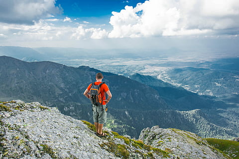 Mann, Stehen, Scheitel vorne, Berg, tagsüber, Person, Kante, Cliff, Rucksack, Wolke, Wandern, Wanderung, Gipfel, hoch, Rock, Wanderer, Bergspitze, Stand, Tal, Steigung, kurze Hose, wolke - himmel, Freizeitbeschäftigung, Schönheit in der Natur, Szenen - Natur, eine Person, Aktivität, Abenteuer, Himmel, Gebirge, Lebensstile, Männer, Nicht-städtische Szene, echte Menschen, ruhige Szene, Natur, Tag, draußen, Blick auf Ansicht, 2K, CC0, gemeinfrei, lizenzfrei