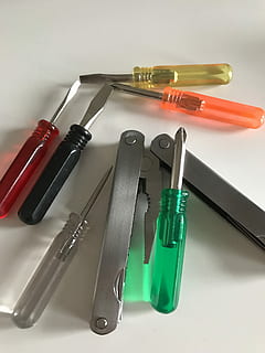 Werkzeuge, Phillips-Schraubendreher, Schraubenzieher, keine Leute, Variation, grüne Farbe, Spritze, Munition, Waffe, drinnen, Stillleben, High Angle View, Nahansicht, Tabelle, Gruppe von Objekten, Metall, Ausrüstung, Gesundheitswesen und Medizin, Wahl, schwarze Farbe, Hygiene, Arbeitsgerät, Scharf, Wissenschaft, mittlere Gruppe von Objekten, 4K, CC0, gemeinfrei, lizenzfrei