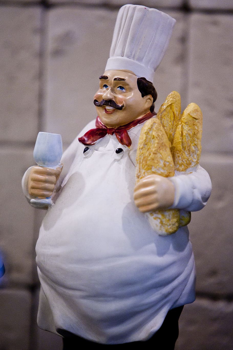 jídelna, rekvizity, chléb, restaurace, jedna osoba, čelní pohled, stojící, tři čtvrtletí, kostým, hospodářství, skutečných lidí, volnočasové aktivity, oblečení, při pohledu na fotoaparát, usmívající se, štěstí, sladké jídlo, ženy, zaměřit se na popředí, portrét, dětství, životního stylu, pas nahoru, ústa otevřená, lidské paže, 2K
