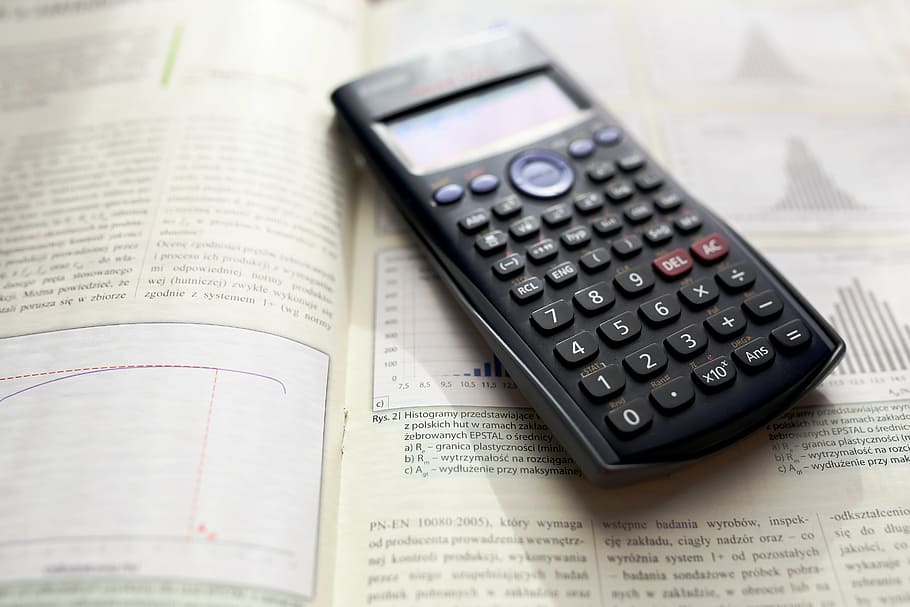 schwarz, wissenschaftlich, Taschenrechner, Buch, Mathematik, Finanzen, Berechnung, Technologie, Büro, Symbol, Bildung, Anzeige, elektronisch, Schule, Ausrüstung, Digital, Lernen, Algebra, Tastenfeld, studieren, Geschäft, dokumentieren, Nummer, Finanzielle Zahlen, Großunternehmen, Investition, Daten, Börsendaten, Papier-, Handel, Ersparnisse, keine Leute, häusliche Finanzen, drinnen, Bankwesen, Nahansicht, Diagramm, berechnend, Analysieren, Geld verdienen, Wirtschaft, Finanzberater, 5K