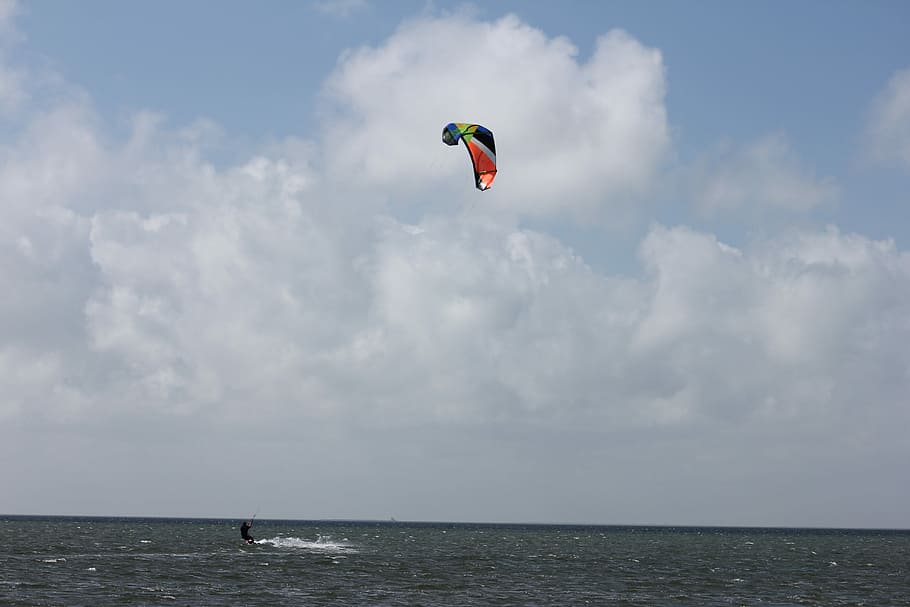 kitesurf, papírový drak, vítr, střední vzduch, nebe, moře, den, mrak - nebe, horizont nad vodou, voda, dobrodružství, sport, horizont, volnočasové aktivity, extrémní sporty, Příroda, k nepoznání člověka, krása v přírodě, jedna osoba, skutečných lidí, létající, svoboda, venku, kiteboarding, 5K