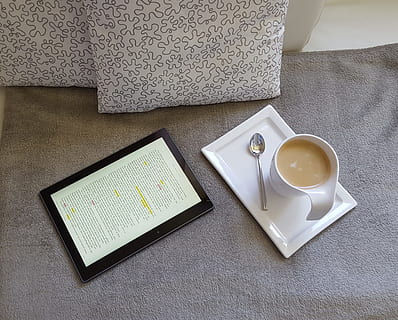 bianca, ceramica, boccale, inossidabile, cucchiaio d'acciaio, vassoio, tazza di caffè, caffè, tavoletta, posto di lavoro, Tablet, ufficio a casa, leggere, libro, autore, cibo e bevande, tecnologia wireless, in casa, caffè - bevanda, nessuno, bere, tazza, rinfresco, vasellame, vista dall'alto, piattino, tavolo, comunicazione, tecnologia, natura morta, tavoletta digitale, mobilia, bevanda calda, prima colazione, 2K, CC0, dominio pubblico, privo di copyright