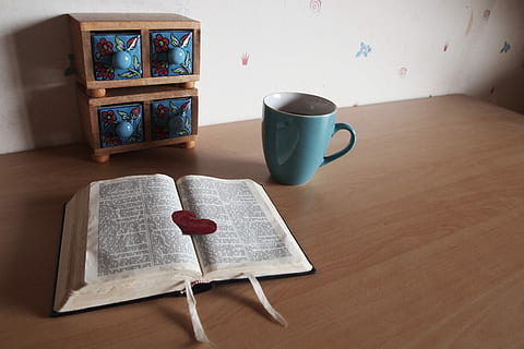 bible, číst, kávový šálek, záložka do knihy, káva, pohár, srdce, víra, stůl, uvnitř, rezervovat, papír, staromódní, nikdo, džbánek, vydání, stálý život, napít se, jídlo a pití, dřevo - materiál, káva - nápoj, občerstvení, den, tvar srdce, vysoký úhel pohledu, detail, šálek čaje, nádobí, 4K, CC0, veřejná doména, bez autorských práv