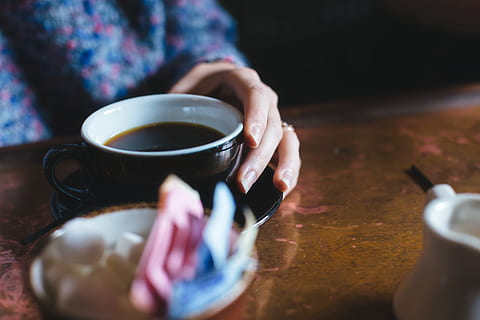 çay içme kişi, kişi, oturma, kahverengi, tablo, siyah, Çay bardağı, insan eli, Fincan, insanlar, kahve içmek, içki, KADIN, kafe, yiyecek ve içecek, serinletme, içeriye, tutma, Kupa, bir kişi, el, Kahve, kahve fincanı, midsection, tazelik, yetişkin, seçici odak, gerçek insanlar, yaşam, sıcak içecek, çanak çömlek, 5K, CC0, kamu malı, telif ücretsiz