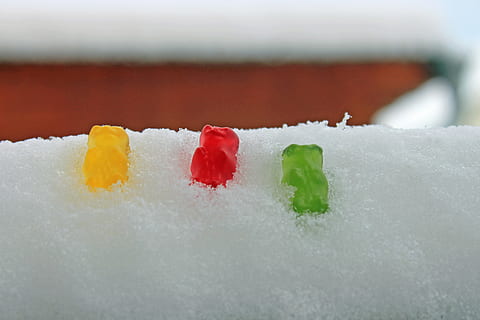 iarnă, zăpadă, de iarnă, rece, alb, acoperit cu zăpadă, vis de iarnă, arbuști, gummibärchen, temperatura rece, nici o persoana, a picta, a închide, roșu, mancare si bautura, alimente, natură, îngheţat, culoare alba, mâncare dulce, gheaţă, zi, în aer liber, consecutiv, să se concentreze asupra primelor elemente, selectiv, multi colorate, Culoarea verde, ispită, ninsorile, 4K, CC0, domeniu public, fără drepturi de autor