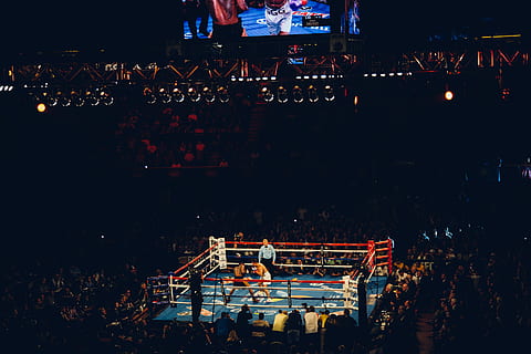 ring per il pugilato, Due, uomini di boxe, squillare, boxe, incontro, folla, luci, notte, gruppo di persone, illuminato, grande gruppo di persone, persone reali, architettura, cultura artistica e intrattenimento, stage - spazio per le prestazioni, palcoscenico, pubblico, struttura costruita, prestazione, all'aperto, attrezzatura per l'illuminazione, grande gruppo di oggetti, vista dall'alto, musica, evento, vita notturna, concerto di musica popolare, spettatore, Festival, Festival musicale, partita - sport, 5K, CC0, dominio pubblico, privo di copyright