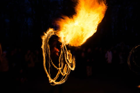 Feuershow, Flamme, Abend, Verbrennung, Feuer, Feuer - natürliches Phänomen, Nacht-, Bewegung, Performance, Kunst, Kultur und Unterhaltung, Veranstaltung für darstellende Künste, Hitze - Temperatur, Männer, Warnschild, Tanzen, Risiko, beleuchtet, Stehen, draußen, Menschen, Fertigkeit, Gelb, 5K, CC0, gemeinfrei, lizenzfrei