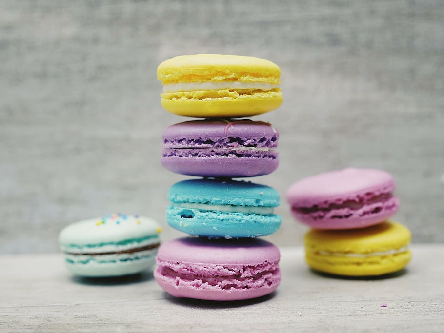 flach, fokus fotografie, Französisch, Makronen, Gebäck, Backen, Kochen, Koch, Lebensmittel, Dessert, Süßigkeiten, bunt, mehrfarbig, Stapel, Süßes Essen, Variation, Wahl, Versuchung, Essen und Trinken, Makrone, Studioaufnahme, Genuss, Süss, Frische, keine Leute, fertig für den Verzehr, drinnen, Nahansicht, in einer Reihe, ungesunde Ernährung, Gruppe von Objekten, Auftrag, französisches Essen, lila, 2K
