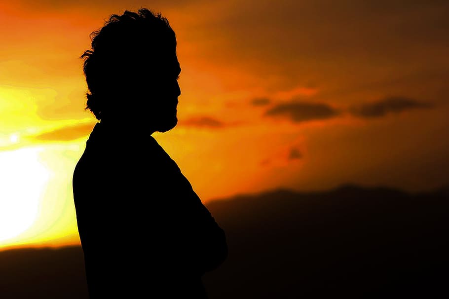 foto siluet, pria, backlit, latar belakang kabur, awan, senja, malam, langit malam, matahari sore, alam, di luar ruangan, orang, indah, bayangan hitam, langit, matahari, matahari terbenam, warna oranye, satu orang, awan - langit, tampilan samping, keindahan di alam, kedudukan, dewasa, scenics - alam, pinggang ke atas, kontemplasi, di luar rumah, kegiatan waktu luang, anak muda, potret, laki-laki, tampilan profil, 8K