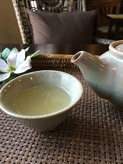 Tee, Getränke, fermentierter Tee, Teekanne, Tee - heißes Getränk, Tasse, Getränk, Teetasse, Kulturen, Blume, blühende Pflanze, Essen und Trinken, Pflanze, Entspannung, Wohlbefinden, drinnen, gesunder Lebensstil, Frische, Nahansicht, Natur, Erfrischung, heisses Getränk, Schüssel, keine Leute, Schönheit in der Natur, Tischset, Geschirr, Luxus, Tablett, 2K, CC0, gemeinfrei, lizenzfrei