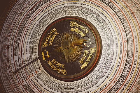 orloj, koncepty a myšlenky, objekty, jiný, nikdo, soustředný, detail, uvnitř, den, celý rám, text, architektura, vzor, minulost, Dějiny, západní skript, stálý život, kruh, vedení, zlaté barvy, jeden objekt, zastoupení, tvar, pozadí, víra, design, strop, 4K, CC0, veřejná doména, bez autorských práv