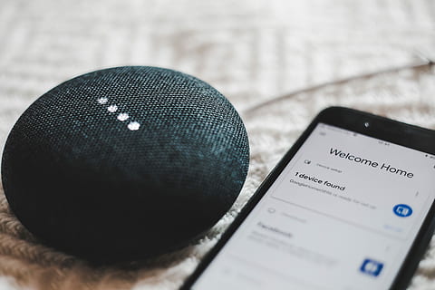 acceso, carbone, Google, casa, mini, smartphone, nero, altoparlante, i phone, tavolo, tecnologia, tecnico, google home, aggeggio, dispositivo, avvicinamento, natura morta, comunicazione, tecnologia wireless, in casa, messa a fuoco selettiva, nessuno, vista dall'alto, concentrarsi sulle conoscenze acquisite, smart phone, dispositivo di informazione portatile, connessione, colore nero, cellulare, singolo oggetto, cultura artistica e intrattenimento, musica, carta, 5K, CC0, dominio pubblico, privo di copyright