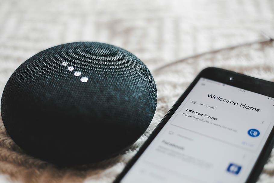 tændt, trækul, google, hjem, mini, smartphone, sort, højttaler, iphone, bord, teknologi, teknik, google hjem, gadget, apparat, tæt på, stilleben, meddelelse, trådløs teknologi, indendørs, selektiv fokusering, ingen mennesker, høj vinkel visning, fokus på forgrunden, smart telefon, bærbar informationsenhed, forbindelse, sort farve, mobiltelefon, enkelt objekt, kunstkultur og underholdning, musik, papir, 5K