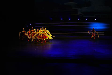 donne che ballano, danza, ballerini, prestazione, palcoscenico, esecutore, divertimento, notte, cultura artistica e intrattenimento, musica, evento artistico, grande gruppo di persone, persone reali, gruppo di persone, in casa, persone, illuminato, uomini, persona irriconoscibile, occupazione, stage - spazio per le prestazioni, lunghezza intera, movimento, attività di svago, abilità, luce scenica, 720P, CC0, dominio pubblico, privo di copyright
