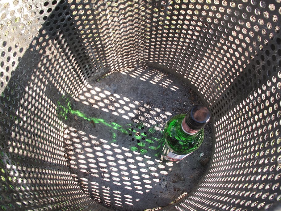láhev, odpadkový koš, odpadky, opilec, penner, stín, světlo, sklenka, recyklované sklo, odpad, tón, vyhnat společnost, oddělení, recyklace, kov, vysoký úhel pohledu, den, slunečního světla, vzor, nikdo, venku, Příroda, obratlovců, zvíře, pěšina, zvířat, architektura, bezpečnostní, plná délka, zelená barva, rošt, jednoho zvířete, 4K