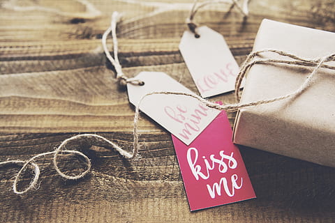 Kuss, Etikett, Box, Foto, Weiß, rot, Produktetiketten, Papier-, Stichworte, Tabelle, Geschenk, Paket, romantisch, Valentinstag, Schnur, Holz - Material, Seil, Etikette, Zeichenfolge, keine Leute, Geschenkanhänger - Notiz, Kommunikation, Nahansicht, drinnen, Tag, Text, Stillleben, Liebe, Emotion, westliche Schrift, Herzform, positive Emotionen, Faden, Kunst und Handwerk, Textil-, Kreativität, Botschaft, 2K, CC0, gemeinfrei, lizenzfrei