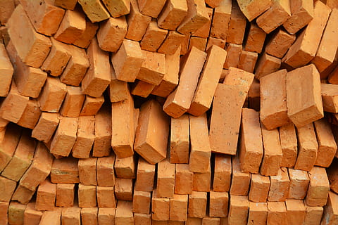Castanho, muito bloco de concreto, tijolos, monte, pilha, material, industrial, local, construção, vermelho, laranja, argila, parede, estrutura, casa, residencial, construir, habitação, alvenaria, desenvolvimento, trabalho, indústria, instalando, postura, reparar, madeira - material, ninguém, grande grupo de objetos, abundância, quadro completo, fechar-se, madeira, registro, origens, lenha, indústria madeireira, padronizar, dia, tijolo, árvore, natureza, ainda vida, 5K, CC0, domínio público, royalty free