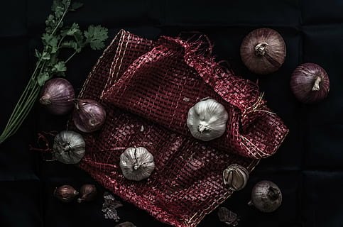 cipolla, aglio, verdura, fresco, cucchiaio di legno, erba, foglia, Cipolla rossa, vista dall'alto, cibo e bevande, cibo, freschezza, girato in studio, in casa, natura morta, mangiare sano, nessuno, Spezia, ingrediente, benessere, grande gruppo di oggetti, direttamente sopra, buio, scelta, tavolo, sfondo nero, viola, 4K, CC0, dominio pubblico, privo di copyright