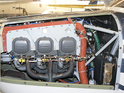 motor, aeronave, volar, tecnología, modo de transporte, transporte, controlar, industria, maquinaria, de cerca, metal, complejidad, nadie, adentro, equipo, vehículo aéreo, conexión, parte de maquina, generación de combustible y energía, avión, día, parte del vehículo, equipo eléctrico, 2K, CC0, dominio público, libre de derechos