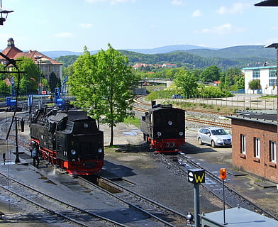 tecnologia, conduir, naturalesa, transport, tren - vehicle, vies del ferrocarril, mode de transport, transport per ferrocarril, cotxe, manera de transport, tren, pista, transport públic, exterior de l'edifici, arquitectura, vehicle terrestre, estructura construïda, cel, dia, ciutat, planta, automòbil, arbre, cap gent, a l'aire lliure, pati de maniobra, 2K, CC0, domini públic, lliure de regalies