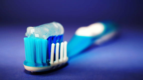 peu profond, photographie de mise au point, brosse à dents, le dentifrice, hygiène, bleu, brin, gel, menthol, menthe, fond coloré, prise de vue en studio, personne, à l'intérieur, fermer, journée, lien, câble, l'Internet, La technologie, câble d'ordinateur, réseau informatique, se concentrer sur le premier plan, mise au point sélective, objet unique, santé dentaire, prise de connexion réseau, métal, nature morte, fond bleu, 5K, CC0, domaine public, libre de droits