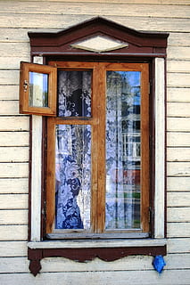 venster, montuur, hout, muur, wit, glas, paneel, glimmend, vitrage, overladen, mooi, architectuur, buitenkant van het gebouw, ingebouwde structuur, hout - materiaal, gebouw, dag, glas - materiaal, geen mensen, huis, reflectie, transparant, buitenshuis, sneeuw, winter, muur - bouwfunctie, Gesloten, koude temperatuur, natuur, raamkozijn, 1080P, CC0, publiek domein, royaltyvrij