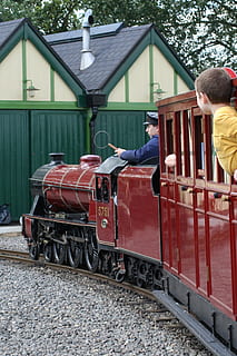 Zug, Motor, Zugfahrt, Jahrgang, Transport, Schienenverkehr, echte Menschen, Transportmittel, Bahngleis, Zug - Fahrzeug, Spur, Männer, rot, Tag, Menschen, Landfahrzeug, die Architektur, zwei Menschen, Lebensstile, Kindheit, öffentliche Verkehrsmittel, draußen, 1080P, CC0, gemeinfrei, lizenzfrei