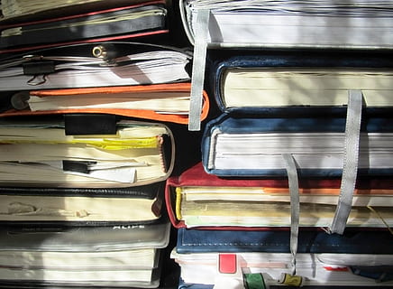 Foto, Haufen, Bücher, Alben, Unterricht, Wissen, Geschäft, Studie, Aufzeichnung, Arbeit, Tagebuch, Notizbuch, Planung, planen, Bildung, Buchhaltung, Archiv, wöchentlich, keine Leute, Verkauf, drinnen, Nahansicht, Stillleben, große gruppe von gegenständen, Vollbild, Hintergründe, Stapel, Anordnung, Variation, Wahl, zu verkaufen, Sammlung, Regal, Auftrag, in einer Reihe, Container, Fülle, Verkaufsdisplay, 2K, CC0, gemeinfrei, lizenzfrei