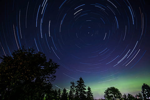 circolare, forme, formato, stella, in movimento, attraverso, cielo notturno, foto di lasso di tempo, foto del sentiero stellare, ore notturne, fotografia, notte stellata, cielo, cerchio, albero, foresta, notte, stella - spazio, astronomia, natura, galassia, spazio, blu, all'aperto, costellazione, paesaggio, buio, crepuscolo, via Lattea, nessuno, scena tranquilla, lunga esposizione, sentiero delle stelle, scenics - natura, pianta, bellezza nella natura, la tranquillità, movimento, Inquadratura dal basso, campo stellare, concentrico, 4K, CC0, dominio pubblico, privo di copyright