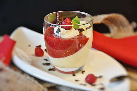 dangkal, fotografi fokus, pencuci mulut, cangkir, puding, Puding vanila, raspberi, tanda raspberry, susu, hidangan manis, manis, krim, cokelat, makanan, manfaat dari, makan, dekorasi, produk susu, buah-buahan, kapal, deco, warna, kaca, lezat, makanan dan minuman, dalam ruangan, tidak ada orang, merah, merapatkan, kesegaran, makan sehat, hari, buah, siap untuk dimakan, peralatan Rumah tangga, gelas minum, kesejahteraan, minum, makanan manis, kesenangan, minuman, buah berry, meja, godaan, yogurt, baki, balapecah, daun mint - kuliner, hiasan, 4K, CC0, domain publik, bebas royalti