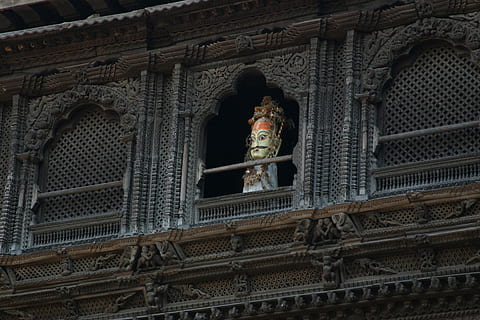 nepal, statue, vindue, tempel, hellige, religion, bygget struktur, arkitektur, lav vinkel visning, spiritualitet, tro, sted for tilbedelse, repræsentation, fortiden, historie, Kunst og håndværk, kreativitet, ingen mennesker, bygning, bygning udvendig, skulptur, menneskelig repræsentation, håndværk, mandlig lighed, udsmykkede, 2K, CC0, offentligt domæne, royaltyfrie