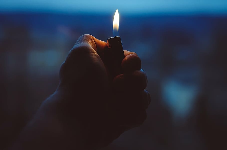 person med lighter, lighter, hånd, ild, bedrift, lys, flamme, varme, brænde, hed, brænding, menneskelig kropsdel, en person, tæt på, menneskelig hånd, nat, belyst, indendørs, kropsdel, meddelelse, varme - temperatur, brand - naturligt fænomen, sociale problemer, advarselsskilt, skilt, mørk, livsstil, finger, aggression, 1080P
