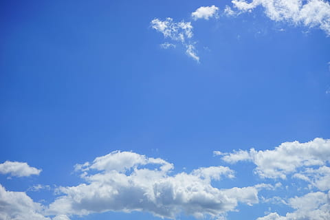 sommer skyer, himmel, skyer, hvid, blå, sommerdag, sky - himmel, cloudscape, atmosfære, baggrunde, natur, skønhed i naturen, hvid farve, vind, sollys, scenics - natur, miljø, idyllisk, overskyet, ingen mennesker, dag, fluffy, udendørs, meteorologi, frihed, lyse, Stærkt oplyst, ren, blødhed, 5K, CC0, offentligt domæne, royaltyfrie