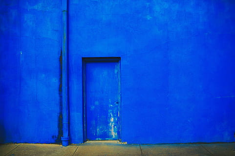 chiusa la porta blu, blu, calcestruzzo, parete, porta, caratteristica della parete, architettura, vecchio, Entrata, struttura costruita, esterno dell'edificio, costruzione, nessuno, giorno, chiuso, all'aperto, Casa, natura, legno - materiale, sicurezza, luce del sole, cielo, 4K, CC0, dominio pubblico, privo di copyright